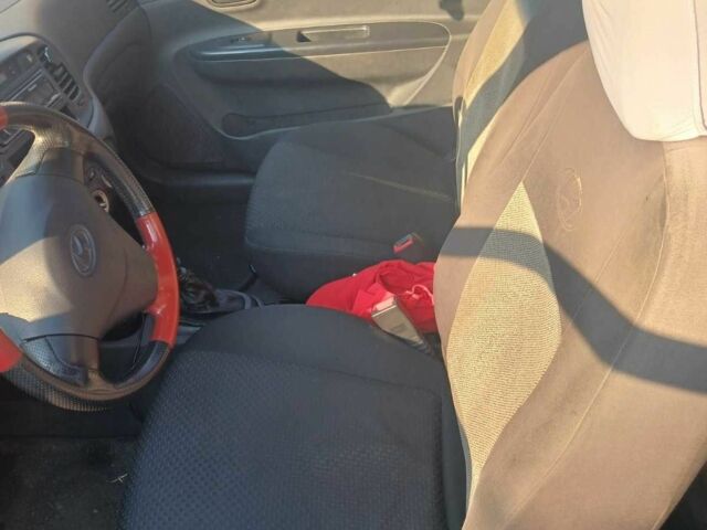 Черный Хендай Акцент, объемом двигателя 1.6 л и пробегом 148 тыс. км за 3300 $, фото 7 на Automoto.ua