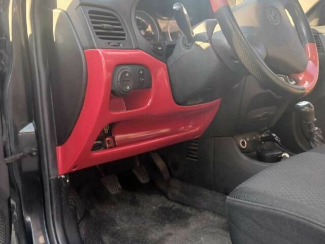 Черный Хендай Акцент, объемом двигателя 1.6 л и пробегом 148 тыс. км за 3300 $, фото 6 на Automoto.ua