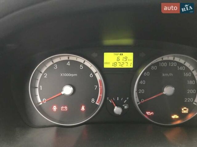Черный Хендай Акцент, объемом двигателя 1.6 л и пробегом 187 тыс. км за 5200 $, фото 5 на Automoto.ua