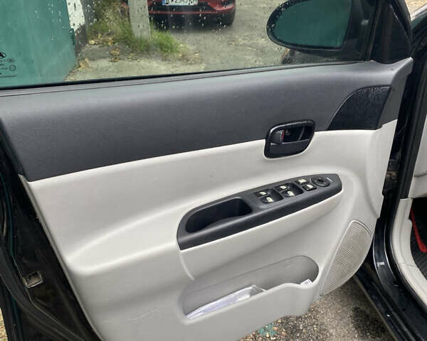 Черный Хендай Акцент, объемом двигателя 1.4 л и пробегом 343 тыс. км за 5000 $, фото 9 на Automoto.ua