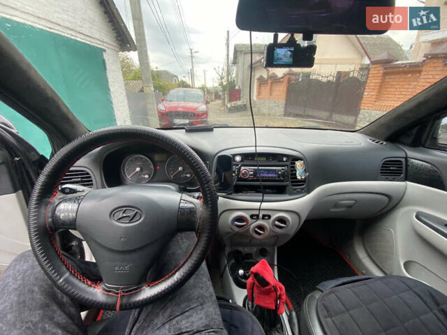 Черный Хендай Акцент, объемом двигателя 1.4 л и пробегом 343 тыс. км за 5000 $, фото 10 на Automoto.ua