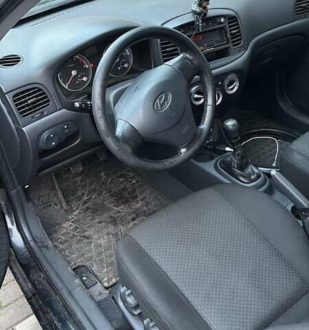 Черный Хендай Акцент, объемом двигателя 1.6 л и пробегом 198 тыс. км за 4200 $, фото 2 на Automoto.ua