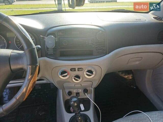 Черный Хендай Акцент, объемом двигателя 1.4 л и пробегом 317 тыс. км за 4000 $, фото 10 на Automoto.ua