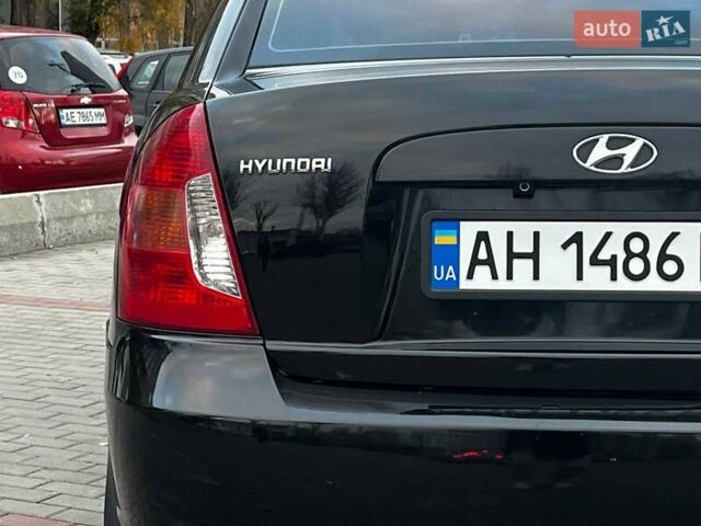 Черный Хендай Акцент, объемом двигателя 1.4 л и пробегом 197 тыс. км за 4900 $, фото 6 на Automoto.ua