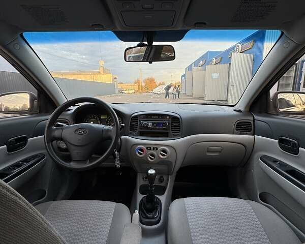 Черный Хендай Акцент, объемом двигателя 1.4 л и пробегом 211 тыс. км за 5400 $, фото 8 на Automoto.ua