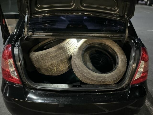 Черный Хендай Акцент, объемом двигателя 1.4 л и пробегом 197 тыс. км за 4800 $, фото 6 на Automoto.ua