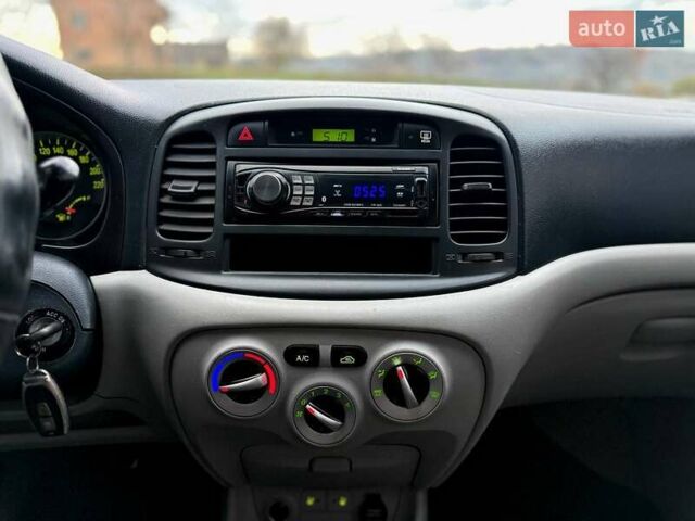 Черный Хендай Акцент, объемом двигателя 1.4 л и пробегом 346 тыс. км за 3450 $, фото 17 на Automoto.ua