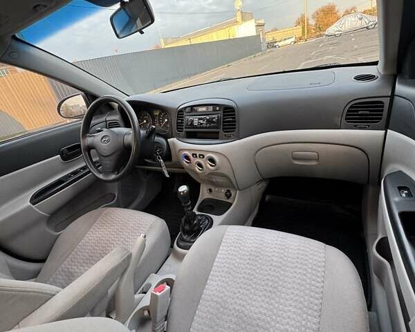 Черный Хендай Акцент, объемом двигателя 1.4 л и пробегом 211 тыс. км за 5400 $, фото 10 на Automoto.ua