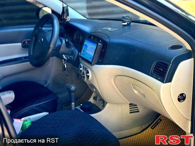 Черный Хендай Акцент, объемом двигателя 1.4 л и пробегом 178 тыс. км за 5300 $, фото 7 на Automoto.ua