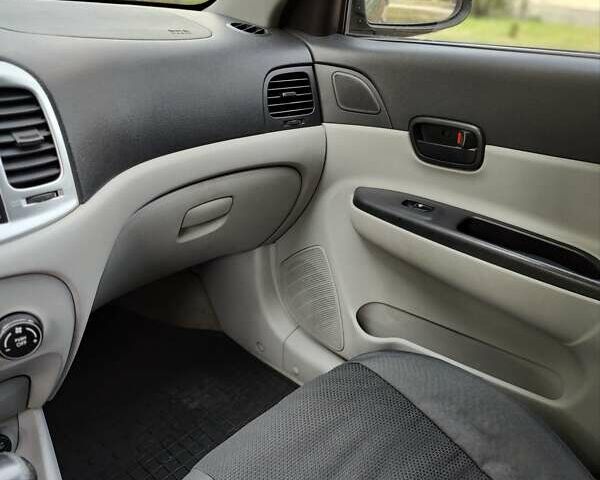 Черный Хендай Акцент, объемом двигателя 1.6 л и пробегом 200 тыс. км за 5700 $, фото 3 на Automoto.ua