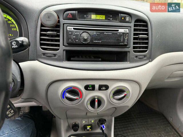 Черный Хендай Акцент, объемом двигателя 1.4 л и пробегом 165 тыс. км за 5390 $, фото 11 на Automoto.ua