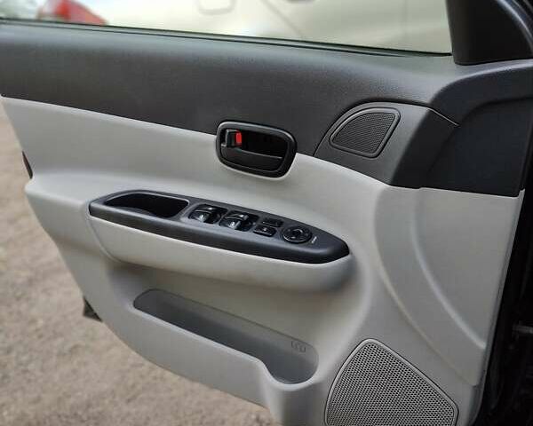 Черный Хендай Акцент, объемом двигателя 1.6 л и пробегом 215 тыс. км за 5200 $, фото 10 на Automoto.ua