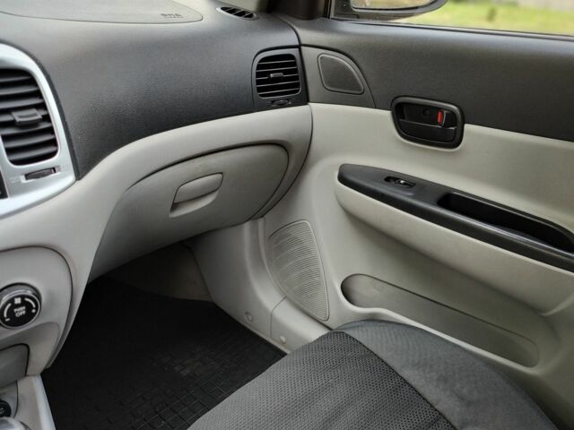 Черный Хендай Акцент, объемом двигателя 1.6 л и пробегом 188 тыс. км за 5700 $, фото 8 на Automoto.ua