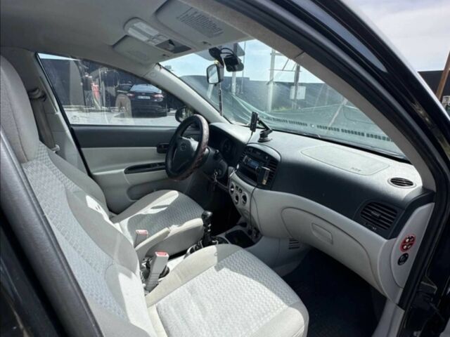 Черный Хендай Акцент, объемом двигателя 1.4 л и пробегом 360 тыс. км за 3400 $, фото 3 на Automoto.ua