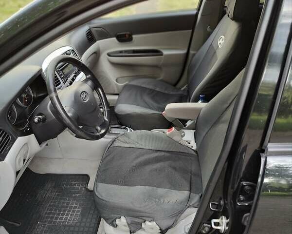 Черный Хендай Акцент, объемом двигателя 1.6 л и пробегом 200 тыс. км за 5700 $, фото 5 на Automoto.ua