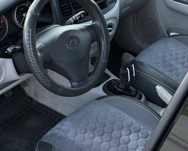 Черный Хендай Акцент, объемом двигателя 1.59 л и пробегом 175 тыс. км за 6300 $, фото 10 на Automoto.ua