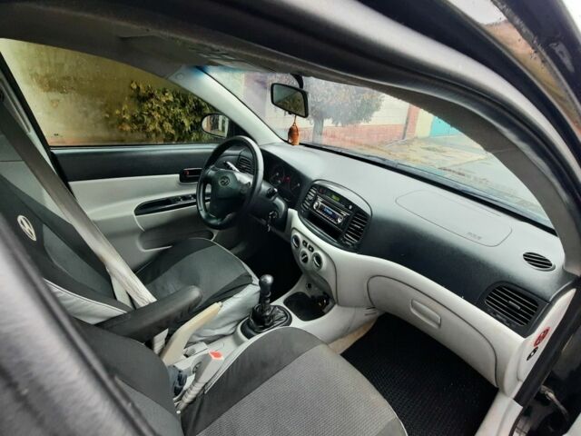 Черный Хендай Акцент, объемом двигателя 1.4 л и пробегом 210 тыс. км за 3900 $, фото 6 на Automoto.ua