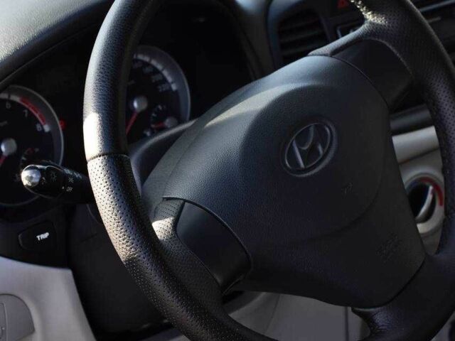 Чорний Хендай Акцент, об'ємом двигуна 1.4 л та пробігом 193 тис. км за 5799 $, фото 8 на Automoto.ua