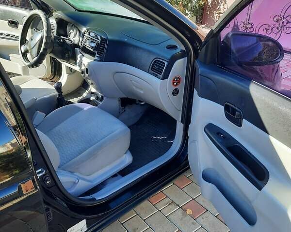 Черный Хендай Акцент, объемом двигателя 1.4 л и пробегом 237 тыс. км за 4800 $, фото 7 на Automoto.ua