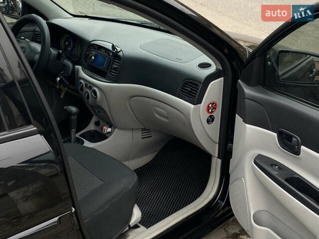 Черный Хендай Акцент, объемом двигателя 1.4 л и пробегом 215 тыс. км за 4799 $, фото 8 на Automoto.ua