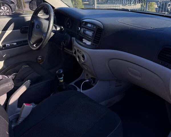 Черный Хендай Акцент, объемом двигателя 1.4 л и пробегом 210 тыс. км за 4050 $, фото 8 на Automoto.ua