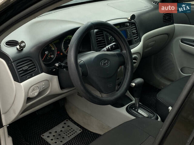 Черный Хендай Акцент, объемом двигателя 1.4 л и пробегом 215 тыс. км за 4799 $, фото 6 на Automoto.ua