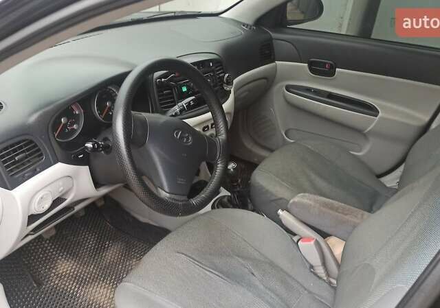 Черный Хендай Акцент, объемом двигателя 1.4 л и пробегом 227 тыс. км за 4700 $, фото 5 на Automoto.ua