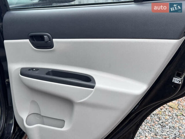 Черный Хендай Акцент, объемом двигателя 1.4 л и пробегом 139 тыс. км за 5999 $, фото 66 на Automoto.ua