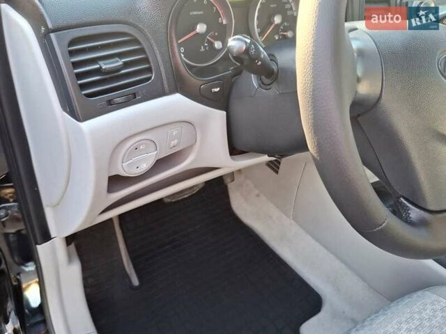 Черный Хендай Акцент, объемом двигателя 1.4 л и пробегом 157 тыс. км за 6200 $, фото 9 на Automoto.ua