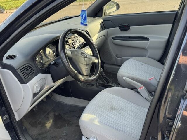 Черный Хендай Акцент, объемом двигателя 1.4 л и пробегом 300 тыс. км за 3300 $, фото 6 на Automoto.ua