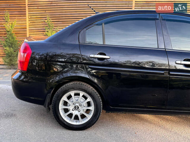 Черный Хендай Акцент, объемом двигателя 1.4 л и пробегом 128 тыс. км за 5800 $, фото 6 на Automoto.ua