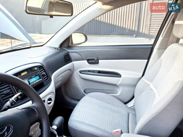 Черный Хендай Акцент, объемом двигателя 1.4 л и пробегом 157 тыс. км за 6200 $, фото 5 на Automoto.ua