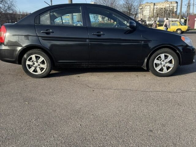 Черный Хендай Акцент, объемом двигателя 1.4 л и пробегом 300 тыс. км за 3300 $, фото 4 на Automoto.ua