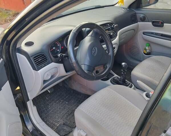 Черный Хендай Акцент, объемом двигателя 1.49 л и пробегом 208 тыс. км за 4600 $, фото 3 на Automoto.ua