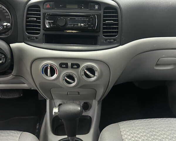 Чорний Хендай Акцент, об'ємом двигуна 1.4 л та пробігом 180 тис. км за 4950 $, фото 24 на Automoto.ua