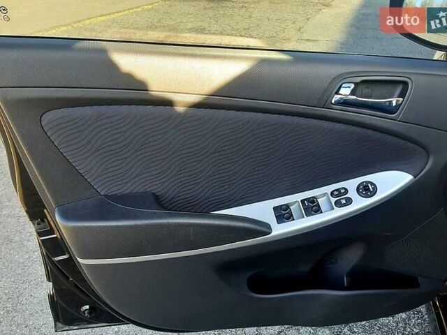 Черный Хендай Акцент, объемом двигателя 1.4 л и пробегом 95 тыс. км за 8900 $, фото 4 на Automoto.ua