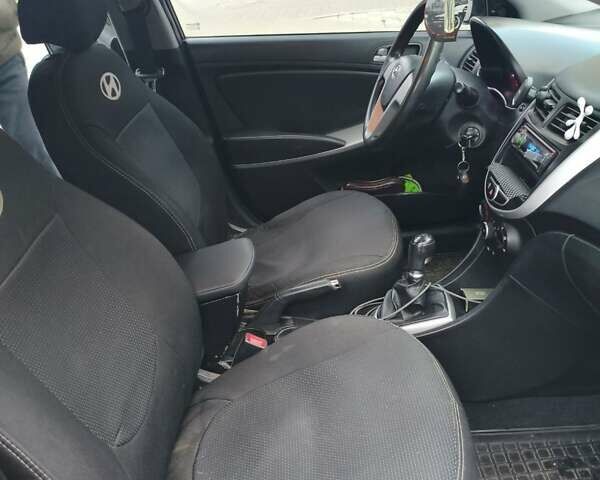 Черный Хендай Акцент, объемом двигателя 1.4 л и пробегом 158 тыс. км за 6000 $, фото 4 на Automoto.ua