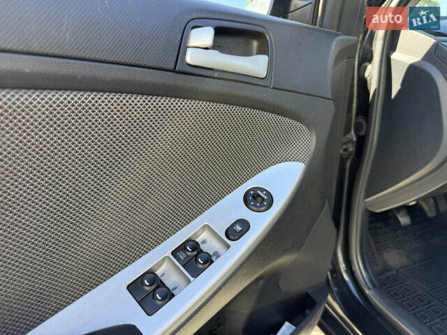 Черный Хендай Акцент, объемом двигателя 1.4 л и пробегом 207 тыс. км за 6099 $, фото 4 на Automoto.ua