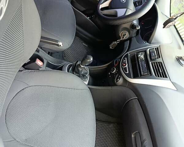 Хендай Акцент 2013 в Ирпене на Automoto.ua Черный Хендай Акцент, объемом двигателя 1.4 л и пробегом 215 тыс. км за 7800 $, фото 8 на Automoto.ua