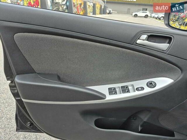 Черный Хендай Акцент, объемом двигателя 1.4 л и пробегом 177 тыс. км за 9200 $, фото 2 на Automoto.ua