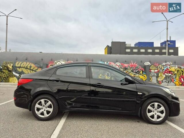 Черный Хендай Акцент, объемом двигателя 1.4 л и пробегом 177 тыс. км за 9200 $, фото 3 на Automoto.ua