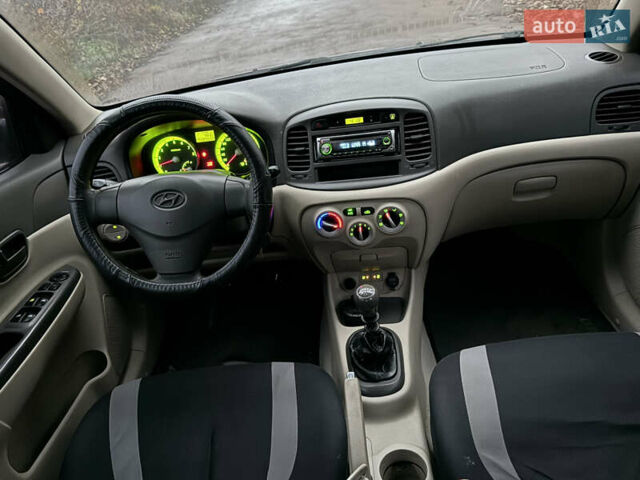 Коричневый Хендай Акцент, объемом двигателя 1.4 л и пробегом 298 тыс. км за 3600 $, фото 5 на Automoto.ua