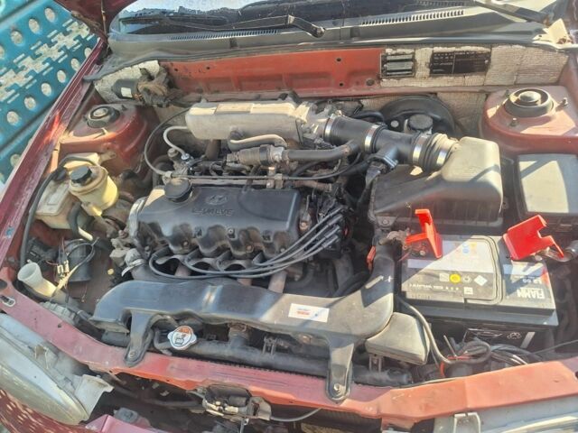 Красный Хендай Акцент, объемом двигателя 1.5 л и пробегом 150 тыс. км за 2700 $, фото 4 на Automoto.ua