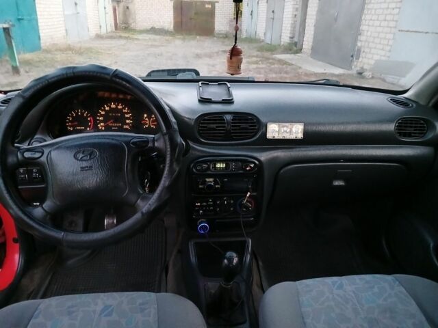 Красный Хендай Акцент, объемом двигателя 1.5 л и пробегом 348 тыс. км за 1500 $, фото 8 на Automoto.ua