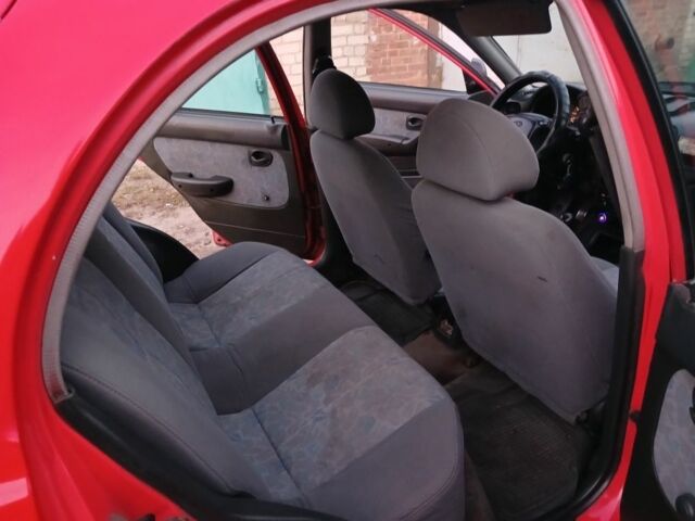 Красный Хендай Акцент, объемом двигателя 1.5 л и пробегом 348 тыс. км за 1500 $, фото 7 на Automoto.ua