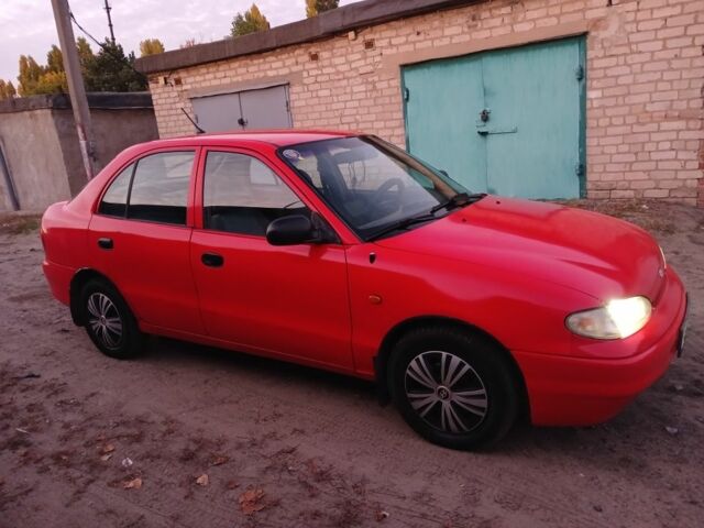 Красный Хендай Акцент, объемом двигателя 1.5 л и пробегом 348 тыс. км за 1500 $, фото 5 на Automoto.ua