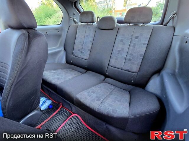 Красный Хендай Акцент, объемом двигателя 1.3 л и пробегом 380 тыс. км за 2250 $, фото 6 на Automoto.ua