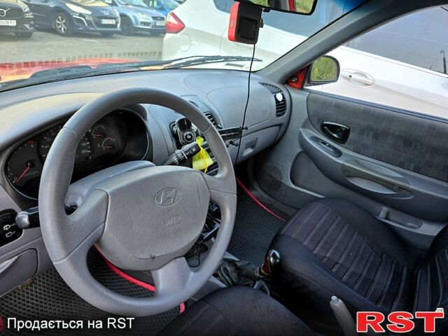 Красный Хендай Акцент, объемом двигателя 1.3 л и пробегом 380 тыс. км за 2250 $, фото 5 на Automoto.ua