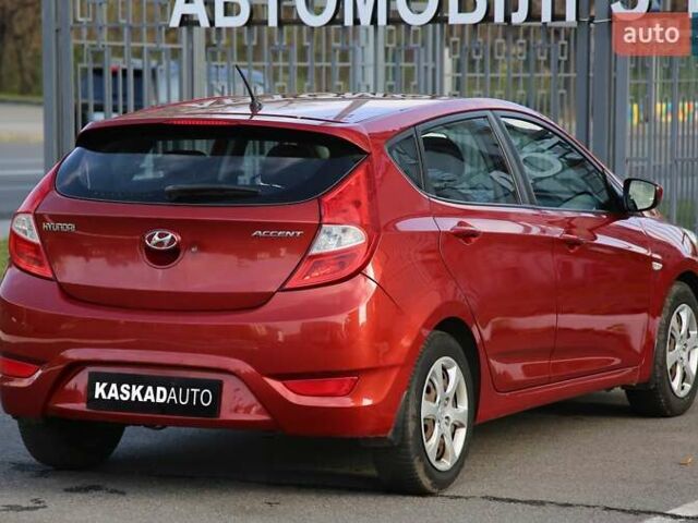 Красный Хендай Акцент, объемом двигателя 1.4 л и пробегом 160 тыс. км за 7600 $, фото 5 на Automoto.ua