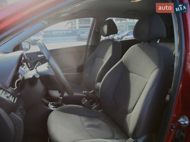 Красный Хендай Акцент, объемом двигателя 1.4 л и пробегом 160 тыс. км за 7600 $, фото 6 на Automoto.ua